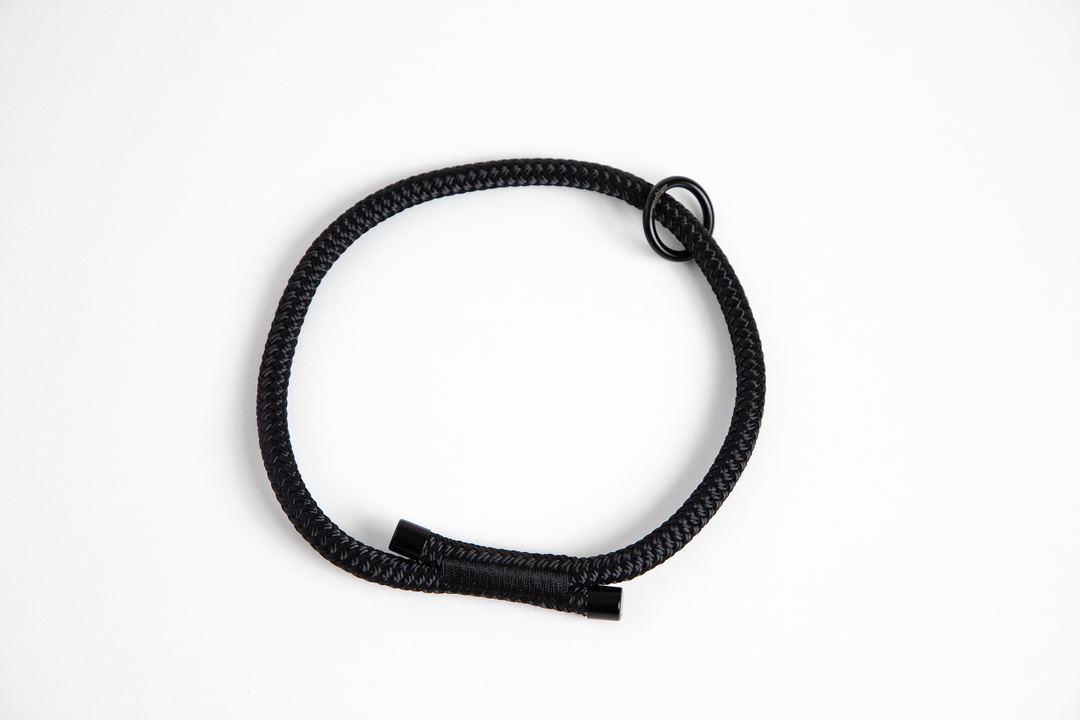 schwarzes wooftiger Halsband für Hunde #color_pitch-black